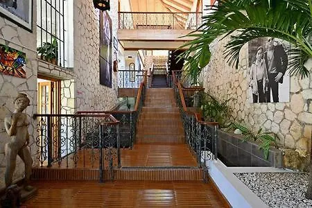 Hospitality Expert Mccartney - Tour Pool Bar Montego Bay