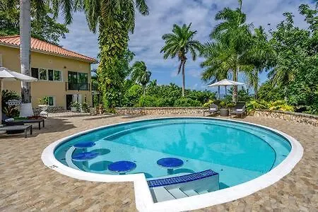 Hospitality Expert Mccartney - Tour Pool Bar Montego Bay