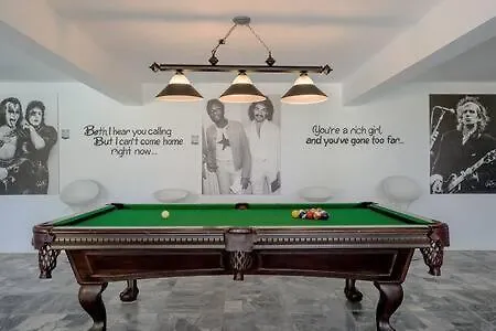 Hospitality Expert Mccartney - Tour Pool Bar Montego Bay